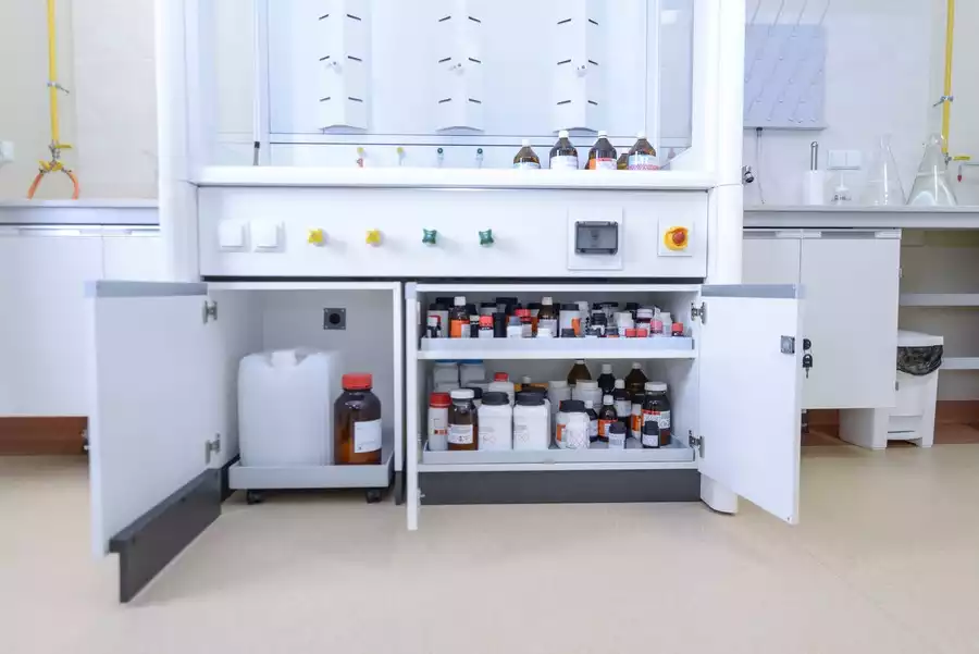 Przechowywanie odczynników krystalicznych i płynnych w laboratorium